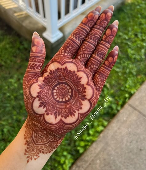 Swipe left to see the henna stain progress @sonias_henna_art 🌿💚🧡❤️🤎 . Henna stains take 2-3 days to fully mature. Natural henna Stain starts from a bright orange color(immediately after paste removal) and over the course of 2 days, the stain oxidizes from orange to red to deep brown color. 🤎 Some basic steps to follow; see bellow - Allow paste to dry 30 minutes - Once the henna paste is dry, seal it with some lemon and sugar mixture (repeat this few times) - Allow the dry henna paste ... Festive Mehendi Designs, Christmas Mehandi Design, How To Make Orange Color, Henna Mehndi Designs, Beautiful Simple Mehndi Design, Front Mehndi Design, Henna Stain, Beginner Henna Designs, Plant Magic