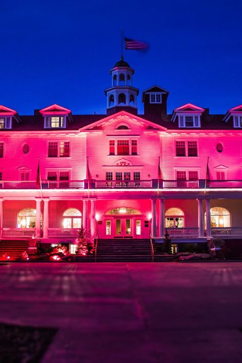 This is the famous haunted hotel featured in the movie The Shining, based on the best-selling novel by Stephen King. The hotel opened in 1909 and has since then been hosting guests that come to visit the beautiful alpine areas of Colorado. Past guests, employees and even the owners have reported paranormal experiences in this hotel. Tip: There is a special night tour organised by the hotel that takes its guests through the various haunted sites within the property premises. Stanley Hotel Colorado, Haunted Photos, Stanley Hotel, The Stanley Hotel, Paranormal Experience, Spooky Things, Scary Gif, Haunted Hotel, Hosting Guests