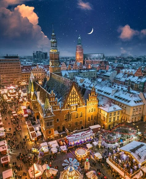 🎄 #WrocławChristmasMarket 🎅 Immerse yourself in the festive charm of Wrocław's old town square, adorned with a traditional Christmas Market, where holiday joy fills the air. What’s your favorite Christmas market? Vintage Paper Textures, Family Stock Photo, Technology Photos, Fall Background, Old Town Square, Lifestyle Illustration, Science Photos, Video Artist, Christmas Town