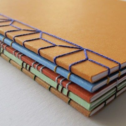 Buku Diy, Japanese Stab Binding, Japanese Binding, 달력 디자인, Bookbinding Tutorial, Book Binding Diy, Buch Design, Japanese Books, Handmade Notebook