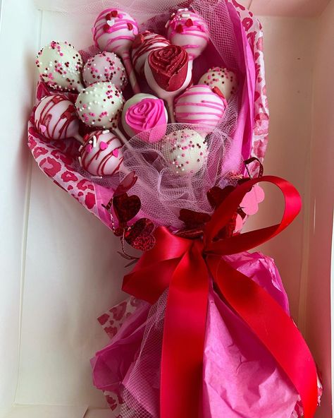 Instagram Valentines Rice Krispies, Valentine’s Day Treat Tray, Valentine Days Desserts, Valentines Strawberry Ideas, Valentine Business Ideas, Valentines Day Business Ideas, Valentines Day Sweets Box Ideas, Valentines Mini Cake Ideas, Valentine’s Day Cakepops