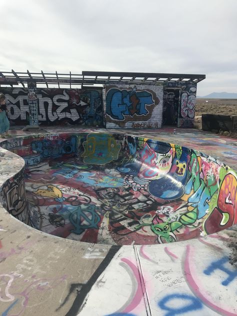 Abandoned Skate Park Aesthetic, Abandoned Graffiti, Graffiti Project, Skateboard Park, Skateboard Photography, Graffiti Photography, Vibes Art, Arte Cyberpunk, Different Aesthetics