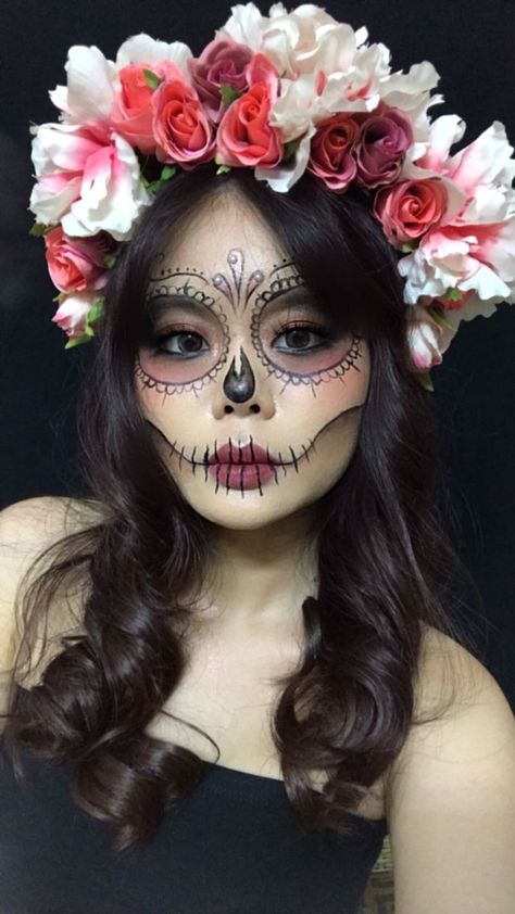 Disney Eye Makeup, Maquillage Halloween Simple, Beautiful Halloween Makeup, Halloween Makeup Sugar Skull, Dead Makeup, Creepy Halloween Makeup, Cute Halloween Makeup, Halloween Makeup Diy, Halloween Makeup Pretty