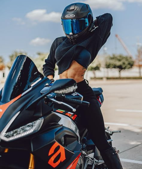 Motorcycle Babe Biker Chic, Sport Bike Rider, Motorcycle Momma, Female Motorcycle Riders, Biker Photoshoot, Motorcycle Aesthetic, Biker Aesthetic, Futuristic Motorcycle, Female Biker