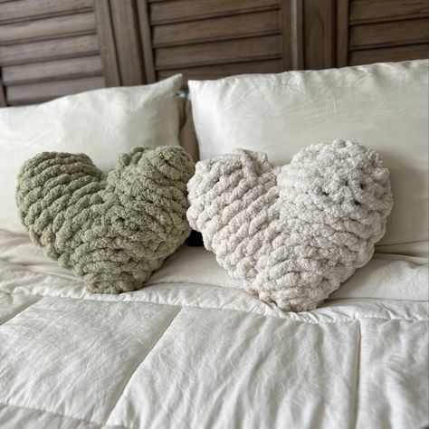 Finger Knitting Projects, Shaped Pillows, Chunky Knit Pillow, Hand Knitting Diy, Heart Pillows, Crochet Pillows, Mode Crochet, Blanket Diy, Crochet Clothing And Accessories