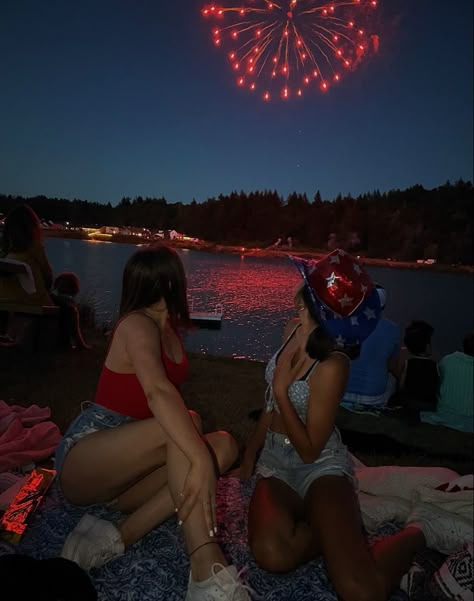 Things To Do On 4th Of July With Friends, Fourth Of July Pictures Instagram, 4th Of July Cute Pictures, 4th Of July Sparkler Pictures, 4th Of July Best Friend Pictures, 4th Of July Bsf Pics, Fourth Of July Lake Aesthetic, Summer Inspo Pics Lake, 4th Of July Lake Pictures