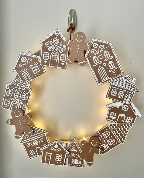 Gingerbread Wreath, Cardboard Christmas, Gingerbread Diy, Gingerbread Christmas Decor, Gingerbread Village, Holiday Crafts For Kids, Xmas Diy, Gingerbread Christmas, Gingerbread Houses