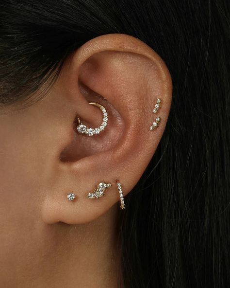 Piercing No Lóbulo, Piercing Daith, Daith Earring, Cute Ear Piercings, Daith Earrings, Stacked Earrings, Diamond Birthstone, Daith Piercing, Ear Stack