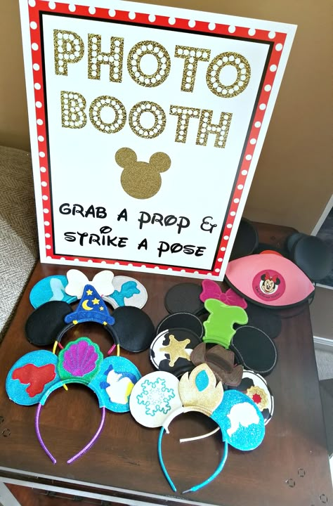 Disney Photobooth Props, Disney Graduation Party Decorations, Disney Party Printables, Disney Party Diy Decorations, Disney School Party, Disney Beach Party, Walt Disney Party Theme, Disney Themed 21st Birthday Party Ideas, Disney Themes Decorations