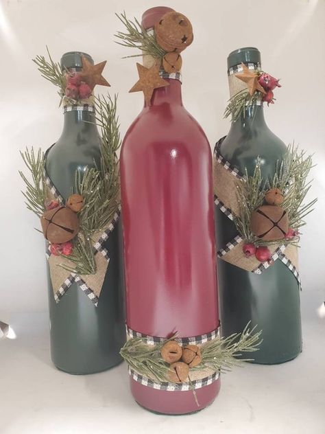 Rustic Christmas Centerpiece - Etsy Canada Xmas Bottle Decoration, Empty Wine Bottle Crafts, Upcycled Wine Bottles, Wine Bottle Christmas Decorations, Christmas Bottles, Wine Bottle Crafts Christmas, Wine Bottle Centerpieces, Christmas Decorations Centerpiece, Bottle Centerpieces