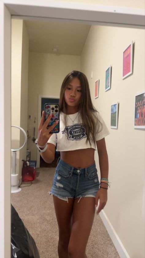 Long Sleeve Shirt With Shorts Outfit, Cute Outfits With White Shorts, Going Out Outfits Summer 2024, School Outfit Highschool, Outfit Ideas For Six Flags, Cropped Tank Outfit, Summer Dinner Fits, Summer Fits Inspo 2024, Cute Crop Top Outfits With Jeans