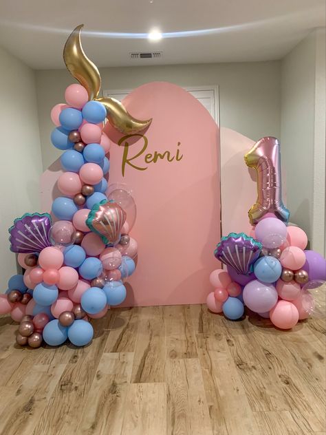 Baloon Garland, Mermaid Balloons, Mermaid Birthday Party Decorations, Mermaid Theme Birthday Party, Princess Theme Birthday Party, Ariel Birthday, Balloon Garland Diy, Girls Birthday Party Decorations, Mermaid Diy