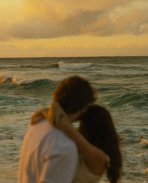 not my pic ☺ dm for credit Sunset Couples Aesthetic, Couple Goal Romantic Aesthetic Pic, Sunset Romance Aesthetic, Aesthetic Romance Pictures, Sunset Beach Couple Pictures Aesthetic, Romantic Beach Aesthetic, Beach Relationship Goals, Cute Couple Pics Relationships Goals, Couple On The Beach Aesthetic