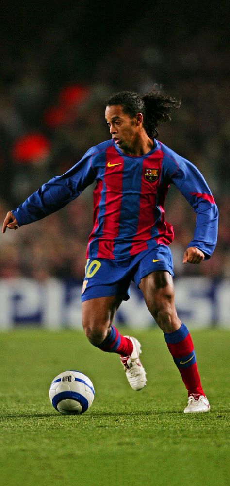 Ronaldinho Wallpapers, Brazil Football Team, Kartu Pokemon, Football Players Photos, Messi Soccer, Soccer Photography, Legends Football, Neymar Football, Football Players Images