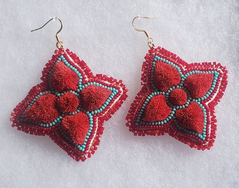 Caribou hair tufting and glass seed beads. Floral pattern by Heather Stewart. Tufting and beadwork by Sage Hegdal Beading Indigenous, Caribou Tufting, Heather Stewart, Indigenous Jewelry, Tufting Ideas, Beaded Earrings Diy, Earrings Diy, Birch Bark, Glass Seed Beads