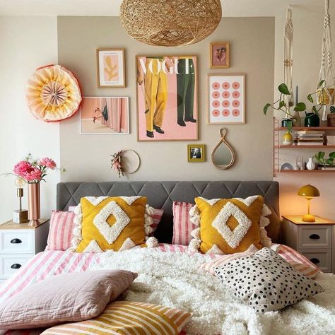 Yellow Pink Room Aesthetic, What Colour To Paint Bedroom, Bedroom Inspiration Colorful, Colourful Bedroom Ideas, Fun Bedroom Ideas, Pink And Yellow Bedroom, Trendy Bedroom Decor, Vibrant Bedroom, Colourful Bedroom