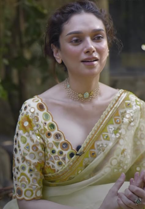 Gold Saree Look, Gopi Vaid, Aditi Rao Hydari, Cotton Blouse Design, Simple Saree Designs, Aditi Rao, Saree Jewellery, Fashionable Saree Blouse Designs, Indian Saree Blouses Designs