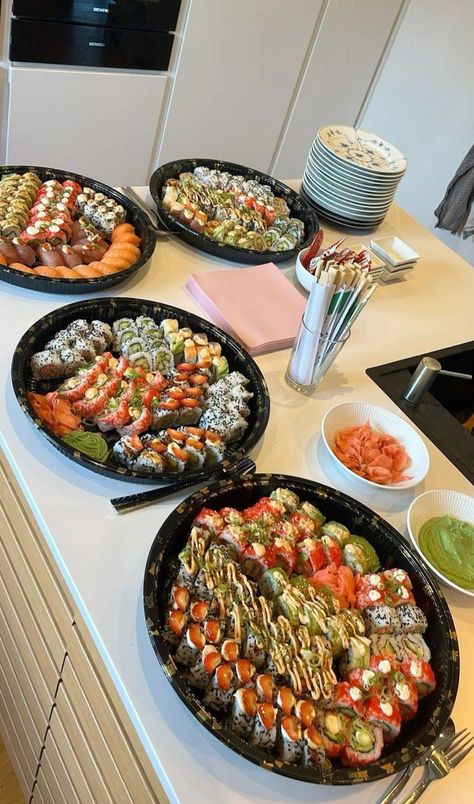 Sushi Birthday Dinner, Sushi Party Platter, Sushi Picnic Aesthetic, Food For Teen Party, Sushi Bar Party, Sushi Party Ideas, Asian Party Food, Steak And Sushi, Sushi Dinner Party