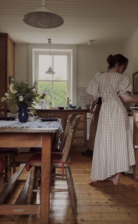 Homestead Wife Outfit, Housewife Aesthetic Kitchen, Vintage House Wife Aesthetic, Wife Aesthetic Home, Poor Home Aesthetic, Farmhouse Wife Aesthetic, Trad Wife Dress, Slow Living Fashion, Modest Homemaker Outfit