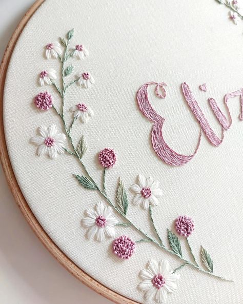 ☆KasnakHome / Needle Painting☆ (@kasnakhome) • Instagram photos and videos Cute Hand Embroidery Designs, Embroidery Marigold, Back Stitch Embroidery Design, Embodari Design, Baby Embroidery Ideas, Needle Painting, Embroidery Hoop Art Diy, Embroidery Painting, Basic Hand Embroidery Stitches