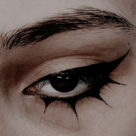 Makeup Emo, Goth Eye Makeup, Halloweenský Makeup, Make Up Designs, Drag Make-up, Eyeliner Ideas, Punk Makeup, Cute Eye Makeup, Graphic Makeup