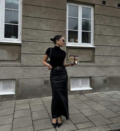 Black Heels Outfit, Dinner Party Outfits, Black Skirt Outfits, Stylish Work Attire, Looks Street Style, All Black Outfit, Looks Chic, Looks Style, Mode Inspiration