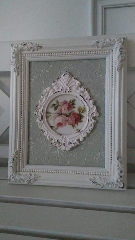 Shabby Chic Picture Frames Diy, Shabby Chic Pictures, Refurbished Picture Frames, Cottage Core Home Decor Living Room, Antique Frame Ideas, Old Frames Ideas Wall Art, Shabby Chic Wall Decor Ideas, Vintage Shelves, Shabby Chic Picture Frames