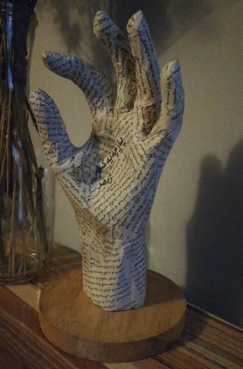 Hand Plaster Ideas, Paper Mache Hand Sculpture, Newspaper Paper Mache, Cardboard And Paper Mache, Plaster Sculpture Ideas Art Projects, Paper Mache Designs Ideas, Cardboard Hand Sculpture, Paper Mache Craft Ideas, Paper Mashing Crafts