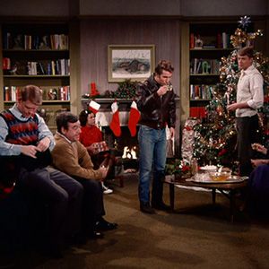 34 MEMORABLE CHRISTMAS EPISODES OF CLASSIC TV SHOWS----ME TV---  GET IN THE HOLIDAY SPIRIT WITH COMEDIES, DRAMAS AND MYSTERIES FILLED WITH SANTAS, CAROLS, LIGHTS AND TREES. WATCH TELEVISION CHRISTMAS SPECIALS FROM THE 1950S TO 1990S. It lists the synopsis of each show and the date and time on the ME TV schedule--Enjoy!!! Happy Days Tv Show, Christmas Tv Specials, Christmas Tv Shows, Celebrity Christmas, Hollywood Christmas, Tv Christmas, The Fonz, Christmas Specials, Christmas Episodes