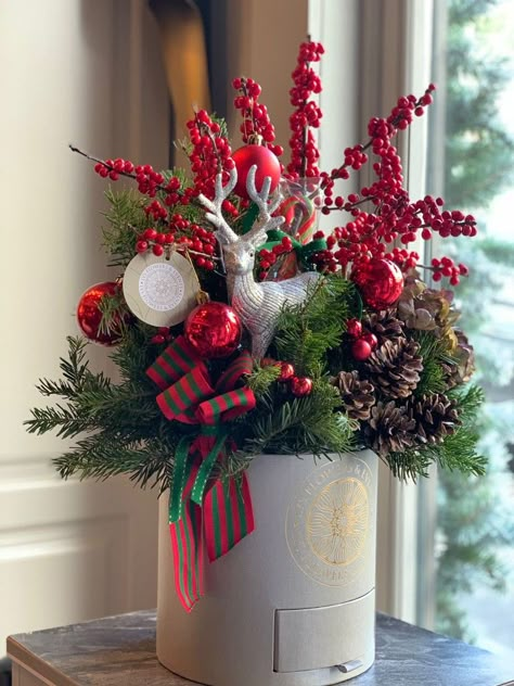 Christmas Floral Box Arrangements, Christmas Flower Arrangements Ideas, Ideas Decoracion Navidad, Farmhouse Christmas Decorations, Christmas Flower Decorations, Christmas Decorations Centerpiece, Christmas Vases, Christmas Bouquet, Christmas Candle Decorations