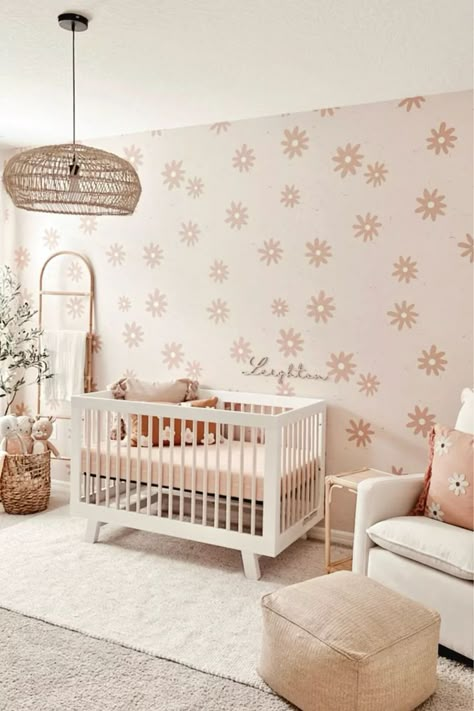 Nursery Ideas Flowers, Pink Girly Nursery, Girly Nursery Ideas Floral, Nursery Room Inspiration Pink, Nursery Room Inspiration Colorful, Daisy Themed Nursery, Daisy Nursery Theme, Boho Pink Nursery, Pale Pink Nursery