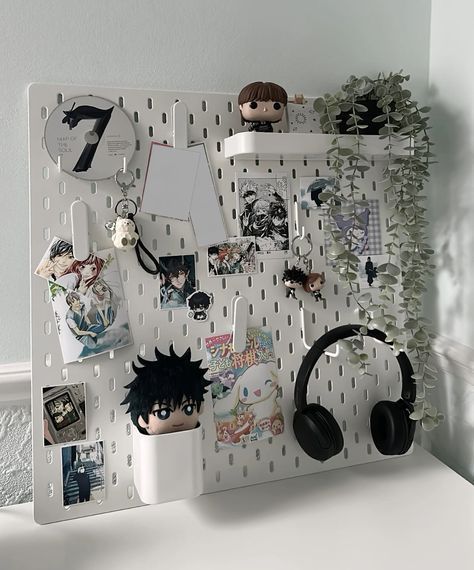 Pegboard Aesthetic Ideas, White Board Room Ideas, Pegboard Room Decor, Bulletin Board Ideas Aesthetic Bedroom, Pegboard Desk Ideas, Peg Boards Ideas, Room Decor Anime Ideas, Anime Room Decor Aesthetic, Desk Pegboard Ideas