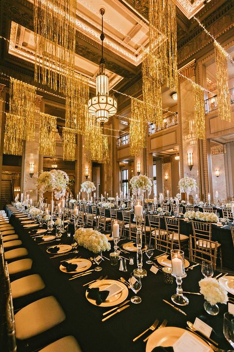 Great Gatsby Wedding Table Setting, Theme For Formal Event, The Great Gatsby Table Decor, Great Gatsby Reception, Roaring 20s Table Decor, Roaring 20s Table Decorations, Speakeasy Wedding Aesthetic, Black And Gold Birthday Theme Decoration, Great Gatsby Wedding Decor