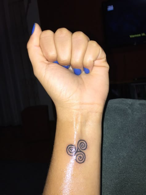 New tattoo  Triskel - Espiral da vida Teen Wolf Tattoo Ideas, Teen Wolf Tattoo, Triskelion Tattoo, Wolf Tattoo Meaning, Wolf Tattoo Ideas, Triple Spiral, Tattoo Moon, Hand And Finger Tattoos, Celtic Tattoo