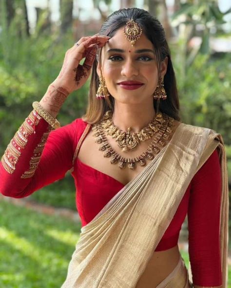 White Saree With Red Blouse, Shaadi Outfits, Gods Art, Saree And Blouse, Latest Blouse Designs Pattern, New Saree Blouse Designs, Traditional Blouse Designs, Latest Model Blouse Designs, Fashionable Saree Blouse Designs