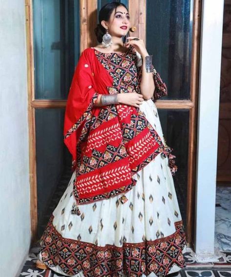 Navratri Outfit Ideas Navratri Outfits Ideas, Garba Chaniya Choli, Designer Lehnga Choli, Dandiya Dress, Navratri Outfits, Chaniya Choli Designs, Garba Dress, Choli Dress, Navratri Dress