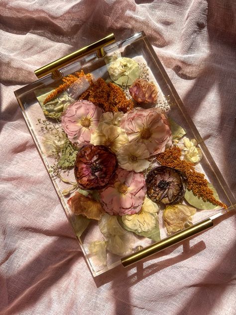 Turn the beauty of your wedding flowers into a functional piece of art with a custom resin tray. Preserve the essence of your special day in a way that's both beautiful and meaningful. Resin Wedding Flowers, Resin Ideas Projects, Resin Art Tray, Resin Wedding, Resin Trays, Floral Resin, Flower Preservation, Resin Tray, Resin Ideas