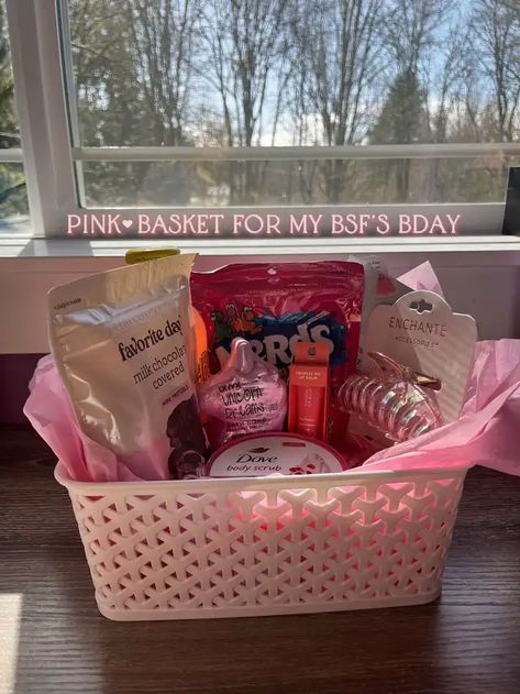 Lemon8 · BIRTHDAY GIFT BASKET · @halle peterson Best Friends Box Gift, Ideas For Bsf Bday, Mini Gift Basket Ideas, Things To Put In A Gift Basket, Gift Card Gift Basket, Birthday Basket Ideas For Women, Gift Basket For Mom Birthday, Cute Birthday Baskets, Cute Gift Ideas For Best Friend