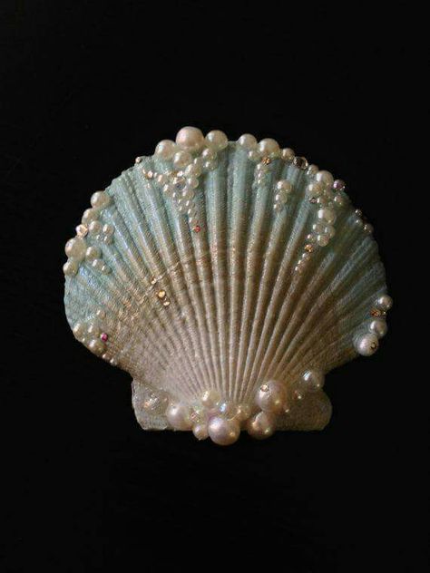 Shell and pearls Decorated Seashells, Mermaid Minimalist, Shell Carving, Aquarium Wedding, Art Coquillage, Seashell Painting, Shell Crafts Diy, She Sells Seashells, Painted Shells