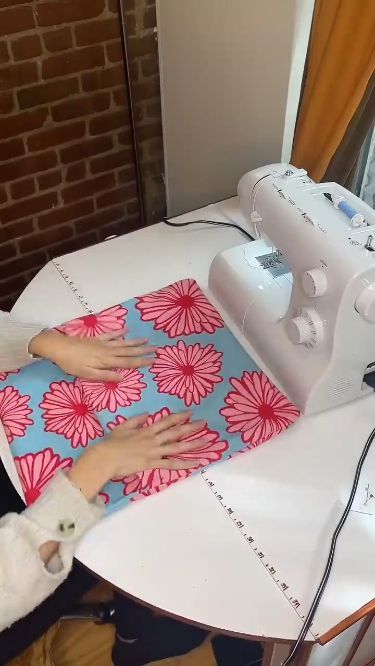 Pillow Stitching Ideas, Sewing A Cushion Cover, How To Stitch Pillow Cover, Cushion Cover Sewing, Diy Sew Curtains, How To Sew Cushion Covers, How To Sew A Cushion Cover, Quilt Cushion Covers, Diy Pillow Covers Decorative Craft Ideas