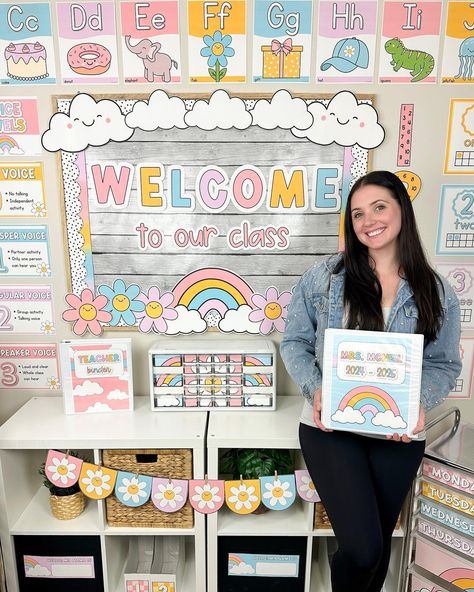 Kim McNeil | Classroom Decor 🌿 (@learningwithkiki) • Instagram photos and videos Daycare Parent Board Ideas, Theme Classroom, White Board Decoration Ideas, Teaching Classroom Decor, Art Bulletin Boards, Teacher Classroom Decorations, Classroom Banner, Kindergarten Classroom Decor, Kids Room Murals