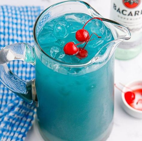 RecipesTrip Hawaiian Punch Recipes, Blue Hawaiian Drink, Easy Party Punch, Blue Hawaiian Punch, Hawaiian Drinks, Alcoholic Punch Recipes, Non Alcoholic Punch, Party Punch Recipes, Fudge Pie