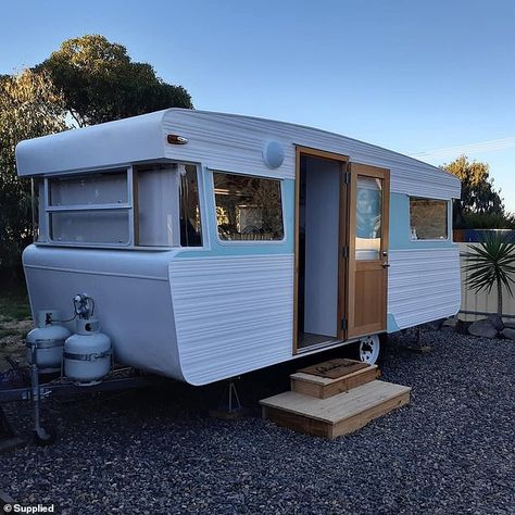 Airstream Hair Salon, Caravan Salon Ideas, Trailer Salon Ideas, Camper Hair Salon Ideas, Caravan Nail Salon, Mobile Hairdresser Ideas, Travel Trailer Hair Salon, Camper Hair Salon, Hair Salon Trailer