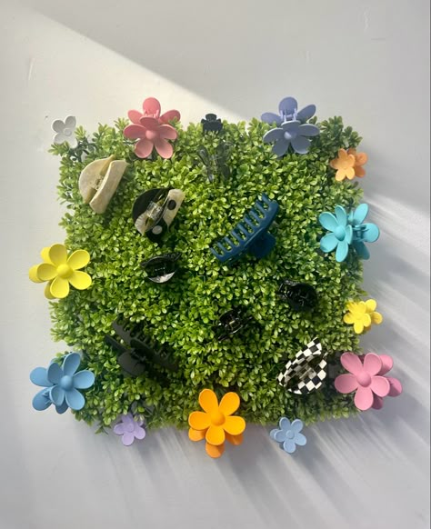 Wall Hook Storage Ideas, Claw Clip Greenery Wall, Hair Clip Garden Wall, Display Hair Clips, Cute Way To Store Claw Clips, Claw Clip Display Ideas, Hair Clip Organization, Claw Clip Display, Grass Wall Bedroom