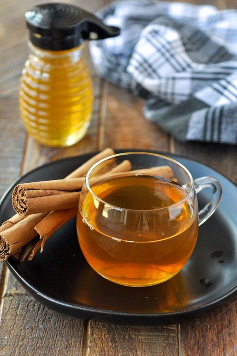 Te de Canela, or cinnamon tea, is the best tea to keep you warm during cold & flu season. This simple tea recipe only needs two ingredients. Cinnamon And Honey Tea, Canela Tea Mexican, 800 Calories A Day, Chia Tea, Tea Cinnamon, Drinks Non Alcoholic, Sweet Tea Recipes, Cinnamon Benefits, Teas Recipes