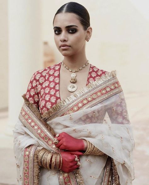 Sabyasachi Mukherjee Gets Trolled For Model's Sad Look In Latest Designs, Netizen Pens 'Dukhi Aatma' Sabyasachi White Saree, Sabyasachi Models, Sabyasachi Blouse Back, Sabyasachi New Collection, Sabyasachi Sarees Brides, Sabyasachi Sarees Classy, Sabyasachi Blouse Designs, Sabyasachi Outfits, Sabyasachi Blouse