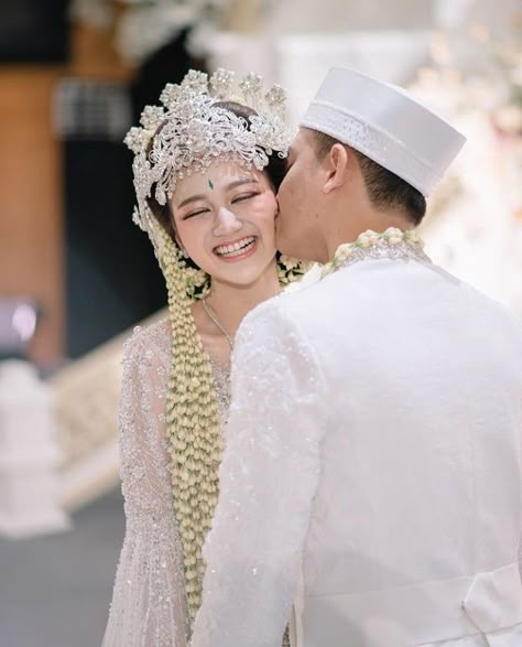 Pose Pengantin Di Pelaminan, Foto Akad, Pose Foto Pernikahan, Siger Sunda, Wedding Akad, Muslim Wedding Photos, Pose Pengantin, Bridesmaid Poses, Pose Wedding