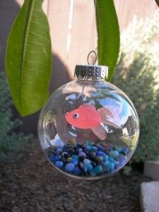 Make a fish bowl ornament with small aquarium rocks, fishing line, and a rubber fish (found at a pet store). CUTE! Clear Ornament Balls, Diy Christmas Ornaments Easy, Easy Christmas Diy, Christmas Ornaments Homemade, Christmas Ornament Crafts, Noel Christmas, Homemade Christmas, Xmas Crafts, Ornaments Diy