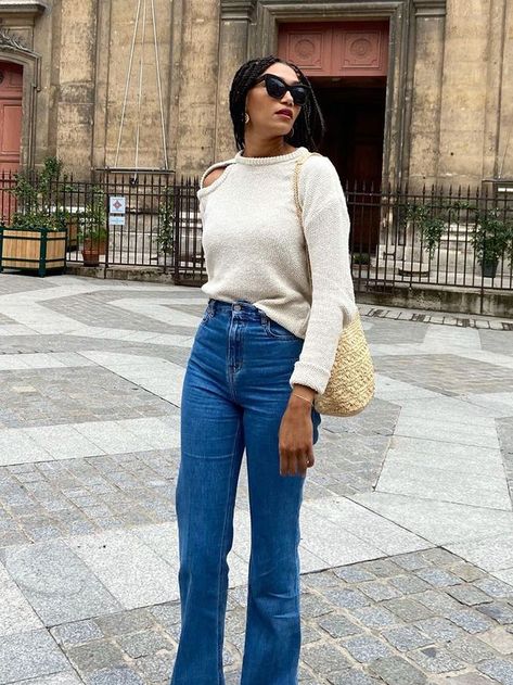 These 5 Simple Shoes Look the Chicest With Flare Jeans Shoes To Wear With Flare Pants, High Waisted Flare Jeans Outfit, Flare Jeans And Sneakers, Cropped Flare Jeans Outfit, Shoes To Wear With Flare Jeans, Flair Jeans Outfit, Early Spring Outfits Casual, Flare Jean Outfit, Jeans And Sneakers Outfit