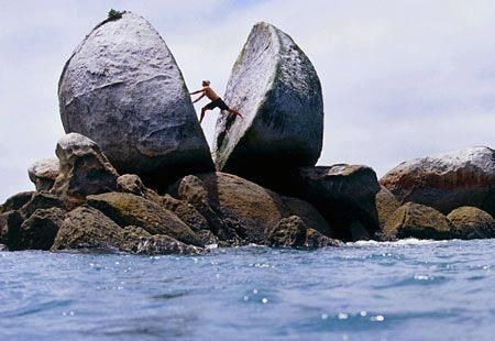 Split Apple Rock New Zealand Mysterious Places On Earth, Abel Tasman National Park, New Zealand Trip, Abel Tasman, New Zealand South Island, Mysterious Places, New Zealand Travel, South Island, Queenstown